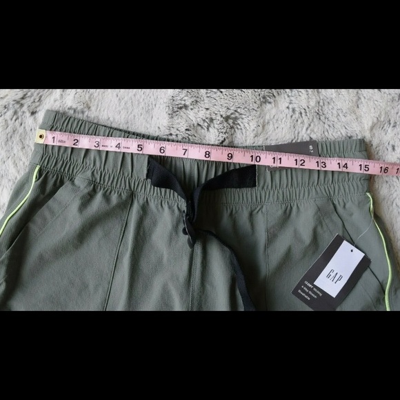 NWT GapFit  Olive green Shorts Dry Wicking 4Way stretch 4" Inseam Small - Picture 7 of 8